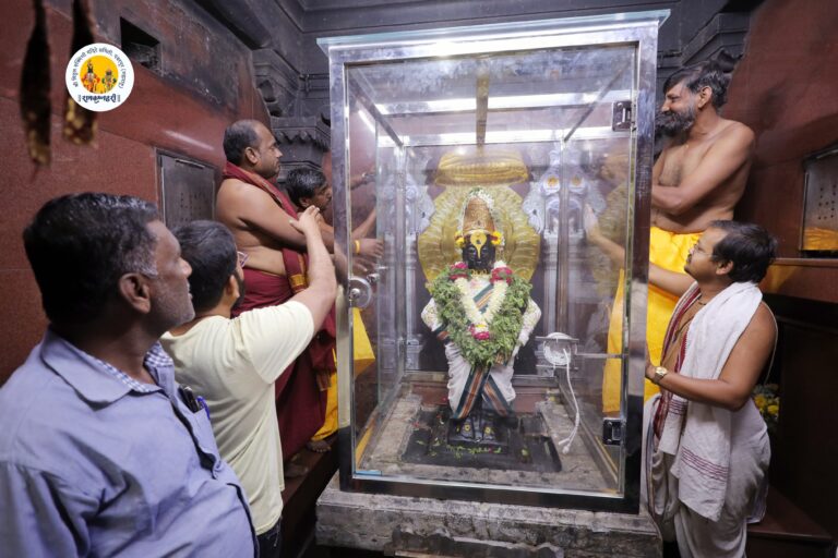 मूर्तीच्या संरक्षणासाठी बुलेट प्रुफ काचेचे आवरण बसविण्यात आले :- कार्यकारी अधिकारी राजेंद्र शेळके
